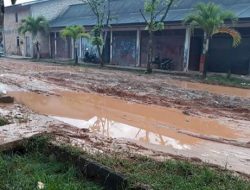 PELAKU USAHA DI TPI KELUHKAN JALAN YANG RUSAK