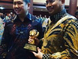 WALIKOTA PANGKALPINANG MENDAPATKAN PENGHARGAAN DARI MAJALAH SINDO WEEKLY