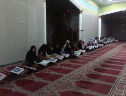 29 PERSERTA  MENGIKUTI KHATAMAN AL-QURAN DI MASJID AL QUMARUL ANUAR KELURAHAN PINTU AIR