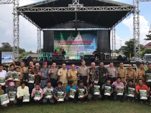 Gubernur Erzaldi Serahkan Izin Pertambangan Rakyat