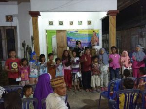 Ibu Kite Bagi Bagi Peralatan Sekolah