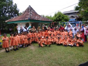 Peduli Gizi Anak TK, Ibu Kite Bagikan Susu dan Coco Cron