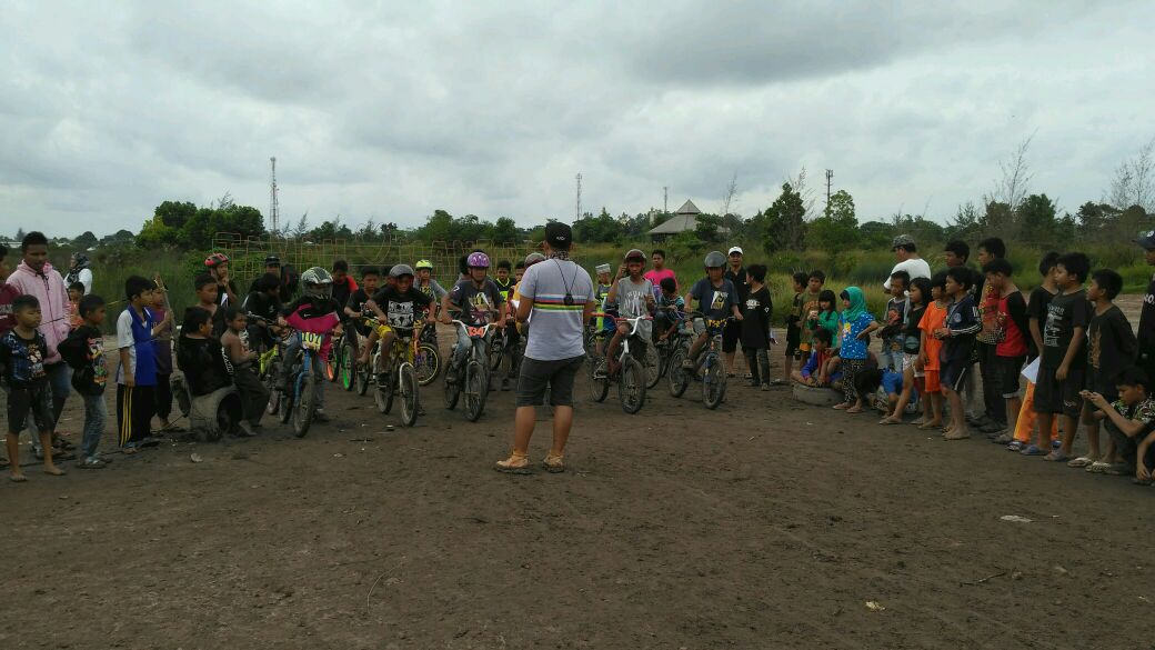 Ratusan Pembalap Sepeda  BMX Mengikuti Lomba Balap  Bike 