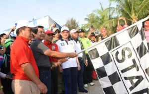 Wagub Abdul Fatah Kibarkan Bendera Start Sungailiat Triathlon 2018