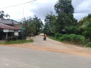 Warga Desa Terak Galang Tanda Tangan Agar Jalan Tanah Kolong Segera Diperbaiki