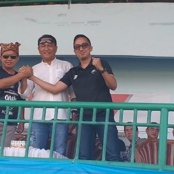 Pakai Stanjak Depati Amir Walikota Pangkalpinang Nonton Big match Babel United VS Sriwijaya Fc