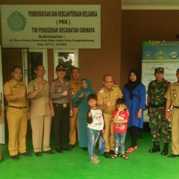 Molen Beri Penghargaan Kepada Bocah Yang Laporkan Warga Buang Sampah Di Drainase