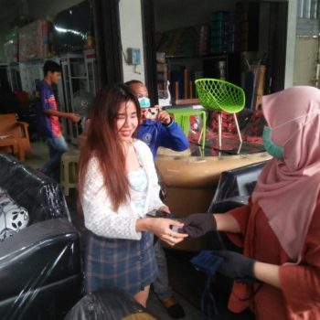 Istri Walikota Pangkalpinang Bagikan 1000 Masker Dan Hand Sanitizer
