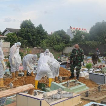 Lima Petugas BPBD Provinsi Turun Keliang Lahat Makamkan PDP Asal Pangkalpinang