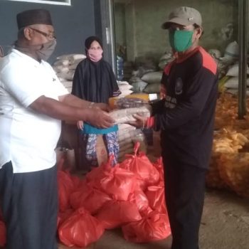 Anggota DPRD Pangkalpinang Bagikan Paket Peduli Covid-19 Sambut Ramadhan 1441 H