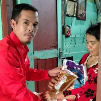 DPD Partai Garuda Bagikan Sembako Kepada Masyarakat