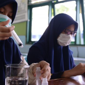 Ikatan Alumni Kelas Unggulan Pemali Bersama PT Timah Bagikan Botol Handsanitizer