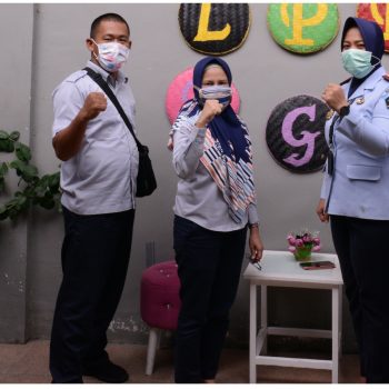 Sinergitas PT Timah, Lawan Covid-19! Warga Binaan Lapas Perempuan Produksi Masker