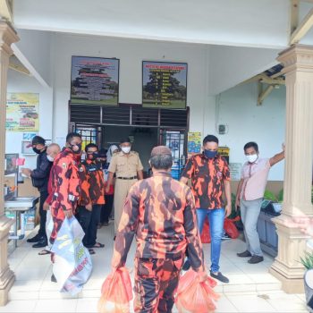PP Pangkalpinang dan Polda Babel Bagikan Sembako Di Kelurahan Ketapang