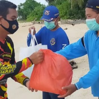 Sinergitas PT Timah, Kapores Babar Bagikan Sembako