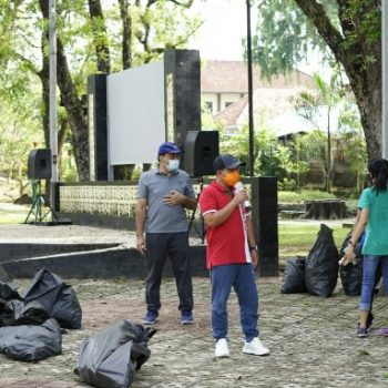 Jum’at Bersih PHRI Pangkalpinang Bersama Walikota di Wilhelmina Park