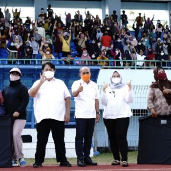 Bersama, PT Timah Serahkan Bantuan Tenda Kepada Pelaku UMKM