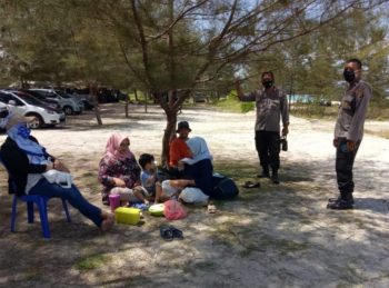 Sat Sabhara Polres Bangka Lakukan Patroli Dialogis di Pantai Matras