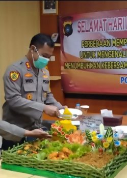 Peringati HPN Kapolres Bangka Potong Nasi Tumpeng Serta Ajak Insan Pers Saling Bersinergi 