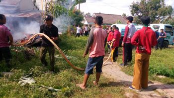 Bakar Sampah, Gudang Yanti di Lalap Sijago Merah.