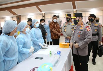 Kapolri Tinjau Vaksinasi Massal di Manado