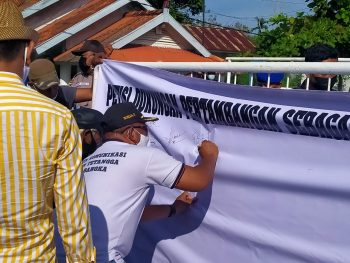 Ormas OKP dan LSM Sungailiat Melaksanakan Aksi Tanda Tangan Petisi Dukungan Pertambangan