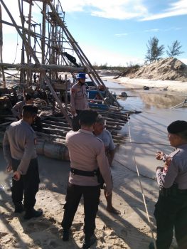 Kasat Polair Polres Bangka Tertibkan TI Rajuk Tower di Pesisir Pantai Matras
