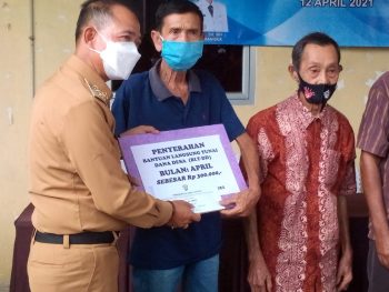 Bupati Bangka Menyerahkan BLT-DD Secara Simbolis Kapada Masyarakat Jurung.