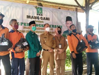 Bersama Bupati Bangka DPC PKB Bagikan Sembako Kepada Tenaga Kebersihan