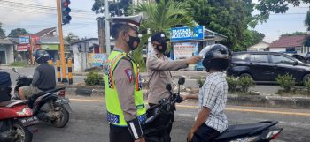 Satlantas Polres Bangka Cek Suhu Tubuh Pengguna Jalan 