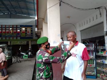 Koramil 413-04/Koba Berikan Himbaun, Serta Bagikan Masker Kepada Pedangang Kaki Lima.