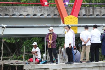 Aksi Cepat Gubernur Bantu Para Nelayan Desa Air Saga