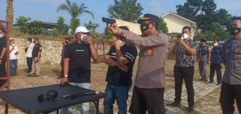 BERSAMA FORKOPIMDA KAPOLRES BABAR LATIHAN MENEMBAK