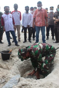Bersama Forkopimda Babel Danrem Lakukan Peletakan Batu Pertama Pembangunan Talud Pantai Pesaren.