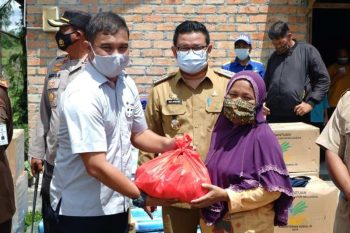 PT Timah Berikan Paket Sembako untuk Korban Puting Beliung di Basel