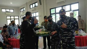 Berikan Surprise di Hari Bhayangkara Ke-75, Komandan Pos AL mentok“Serbu” Mapolres Babar