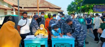 TNI AL Laksanakan Serbuan Vaksinasi  Serentak Masyarakat Maritim Capai 470 Orang 
