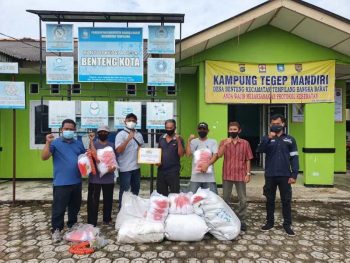 KUB Nelayan Trisa Indah Terima Bantuan Jaring Udang dari PT Timah