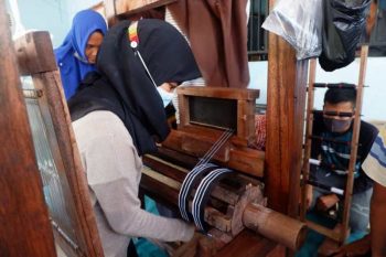 Warga Desa Kota Kapur Ikuti Training Lidi Nipah Melalui CSR PT Timah