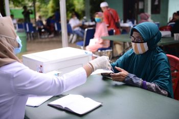 Mobil Sehat PT Timah Layani Para Lansia Desa Tanjung Gunung