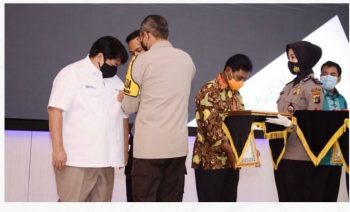 Dirut Timah Terima PIN Emas Kapolri