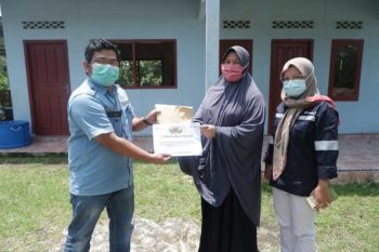 PT Timah Bantu Buat Pagar TPA Hingga Perbaiki Jalan Warga di Bangka Barat