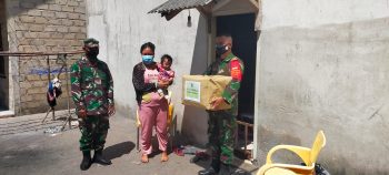 Danramil 06/Sungailiat Serahkan Bingkisan Dari Dandim 0413/BKA Kepada Warga