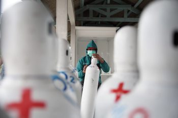 PT Timah Tbk Serahkan 6 Ton Oksigen ke 8 Rumah Sakit di Pulau Bangka 