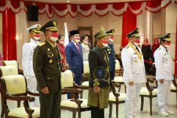 Ikuti Upacara HUT ke-76 Secara Virtual, Ketua DPRD Babel Pakai Baju Adat Kepri