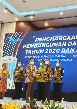 Bupati Bangka Terima Penghargaan Pembangunan Daerah Terbaik Se Indonesia