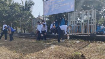Dalam Rangka Hari Armada RI ke-76, Danlanal Babel Laksanakan Baksos Bersih Pantai