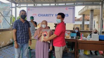 PT Timah Bagikan Beras ke Warga Bikang yang Ikut Vaksinasi