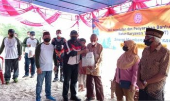 IKT Gelar Aksi Bersih Pantai dan Salurkan Bantuan sembako