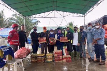 PT Timah Tbk Serahkan Bantuan Makanan Siap Saji Untuk Korban Banjir di Kelurahan Ketapang